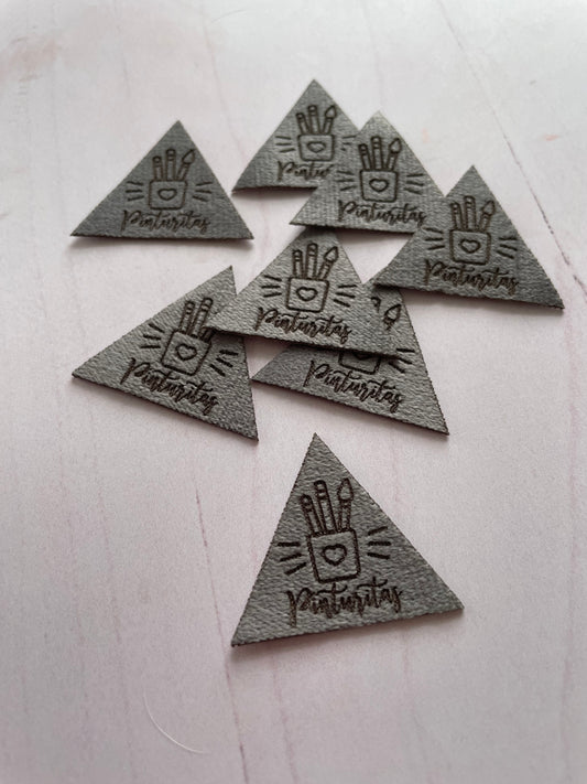Etiquetas triangulares en gamuza